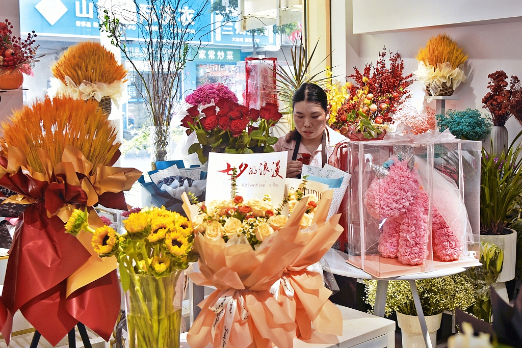 A variety of bouquets prepared for the Qixi Festival are seen at a flower shop in Nantong, Jiangsu Province on August 9, 2024. /CFP