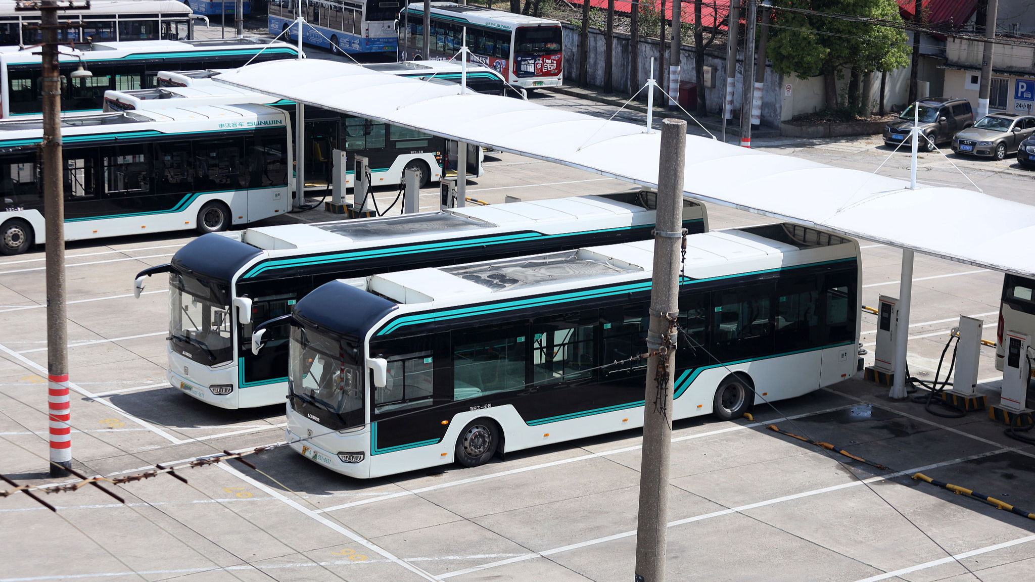 Bus listrik terlihat mengisi daya di stasiun pengisian daya di Shanghai, Tiongkok, 9 April 2024. /CFP