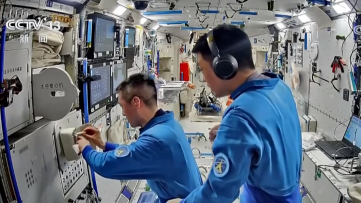 China's Shenzhou-18 crew collects blood samples in space. /CMG