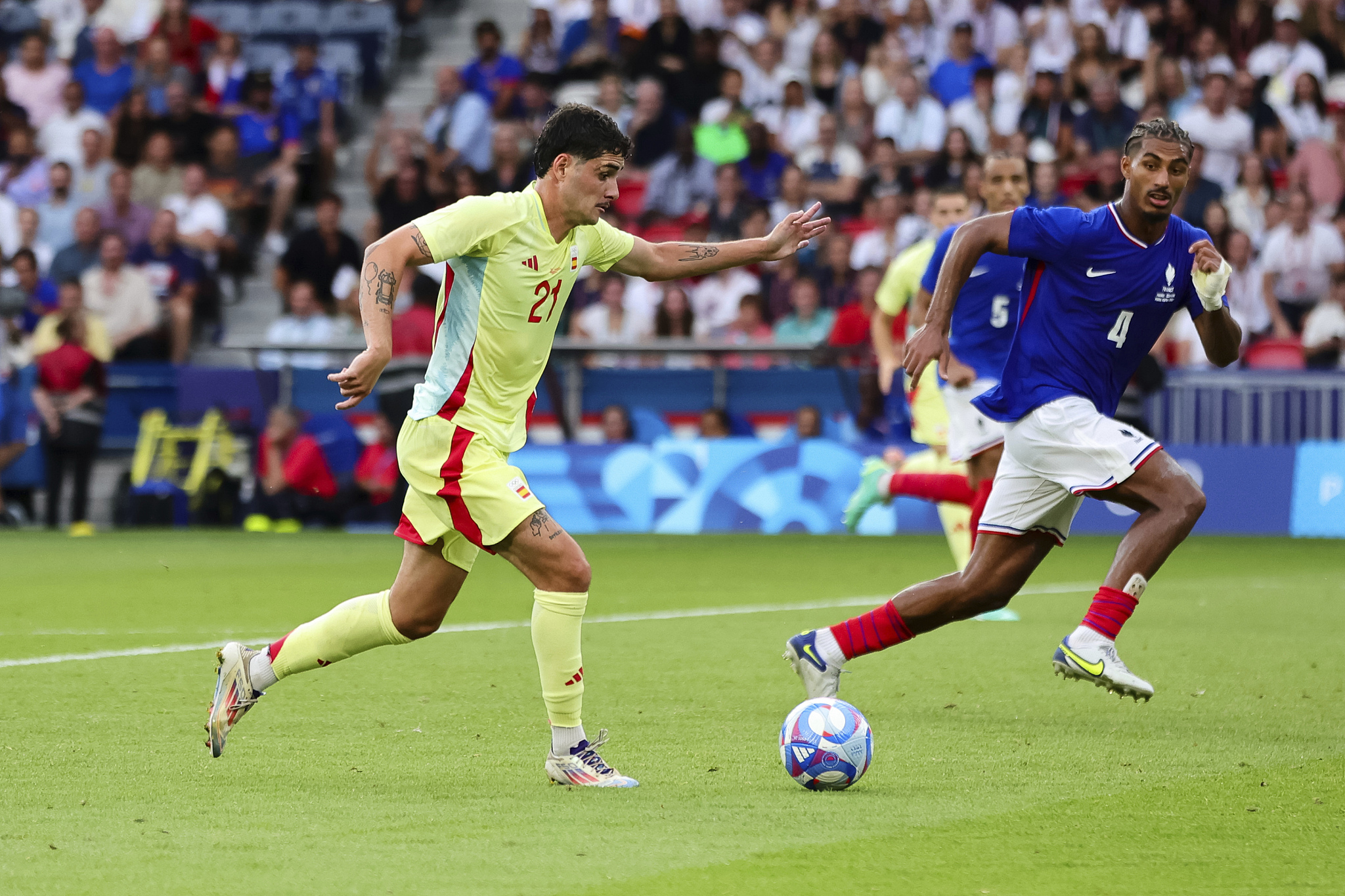 Sergio Camello (#21) of Spain dribbles in the men's football final against France at the 2024 Summer Olympics in Paris, France, August 9, 2024. /CFP