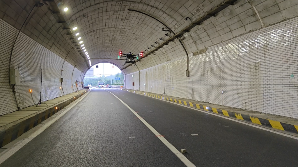 Unmanned equipment autonomously navigates through tunnels without satellite signals. /CASIC