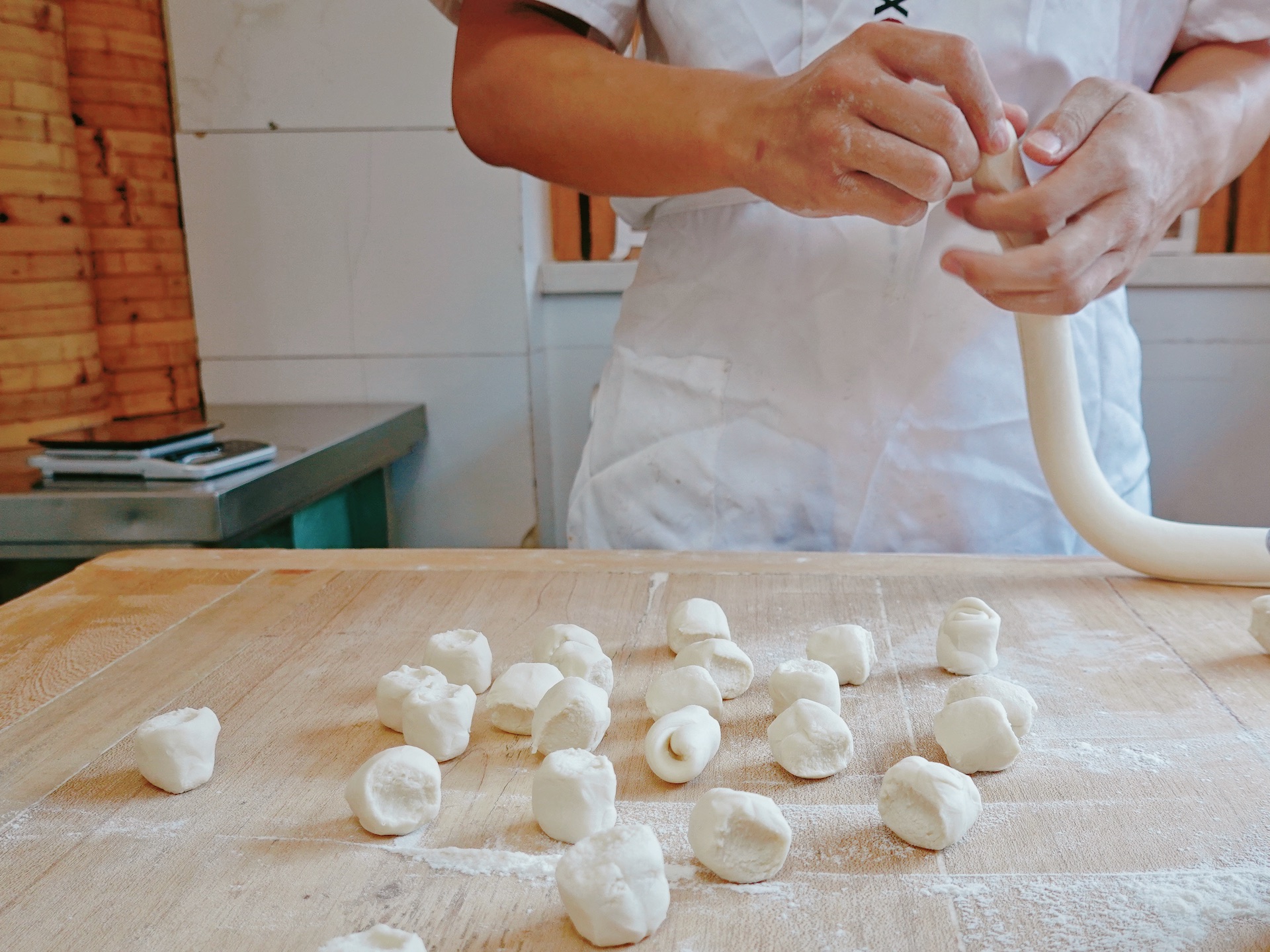 A chef prepares the dough for Wuxi-style steamed buns. /CGTN