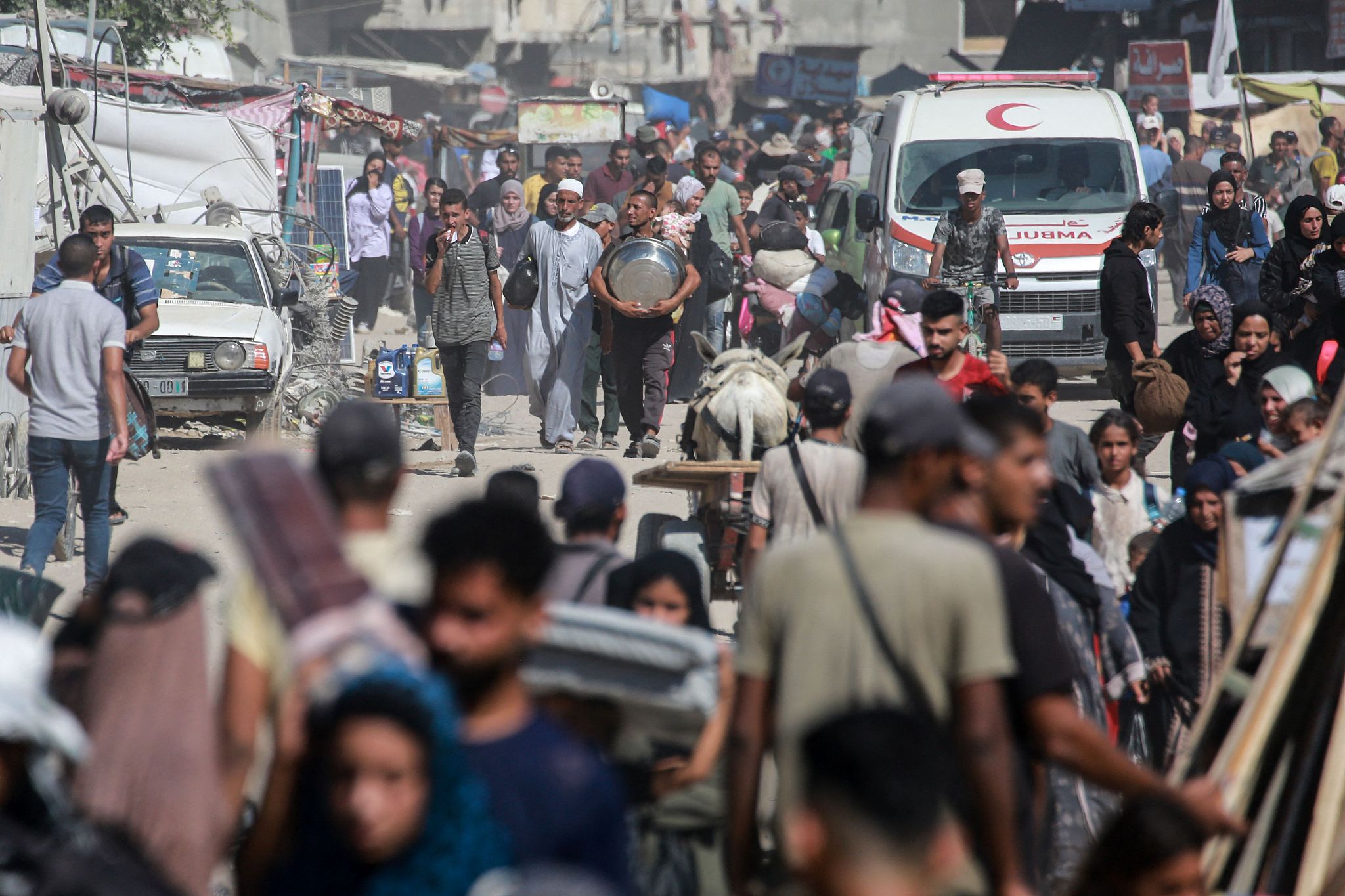 Displaced Palestinians leave an area in east Khan Yunis toward the west, after the Israeli army issued a new evacuation order for parts of the city, in the southern Gaza Strip, August 8, 2024. /CFP