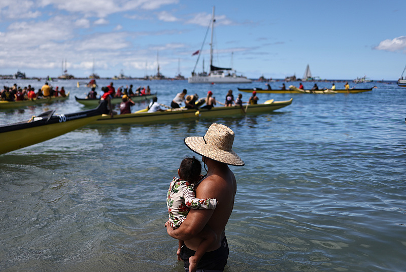 People watch as outrigger canoes head out from shore during the Kuhinia Maui Paddle Out remembrance event honoring Lahaina wildfire victims at a beach park in Lahaina, Hawaii, U.S., August 8, 2024. /CFP