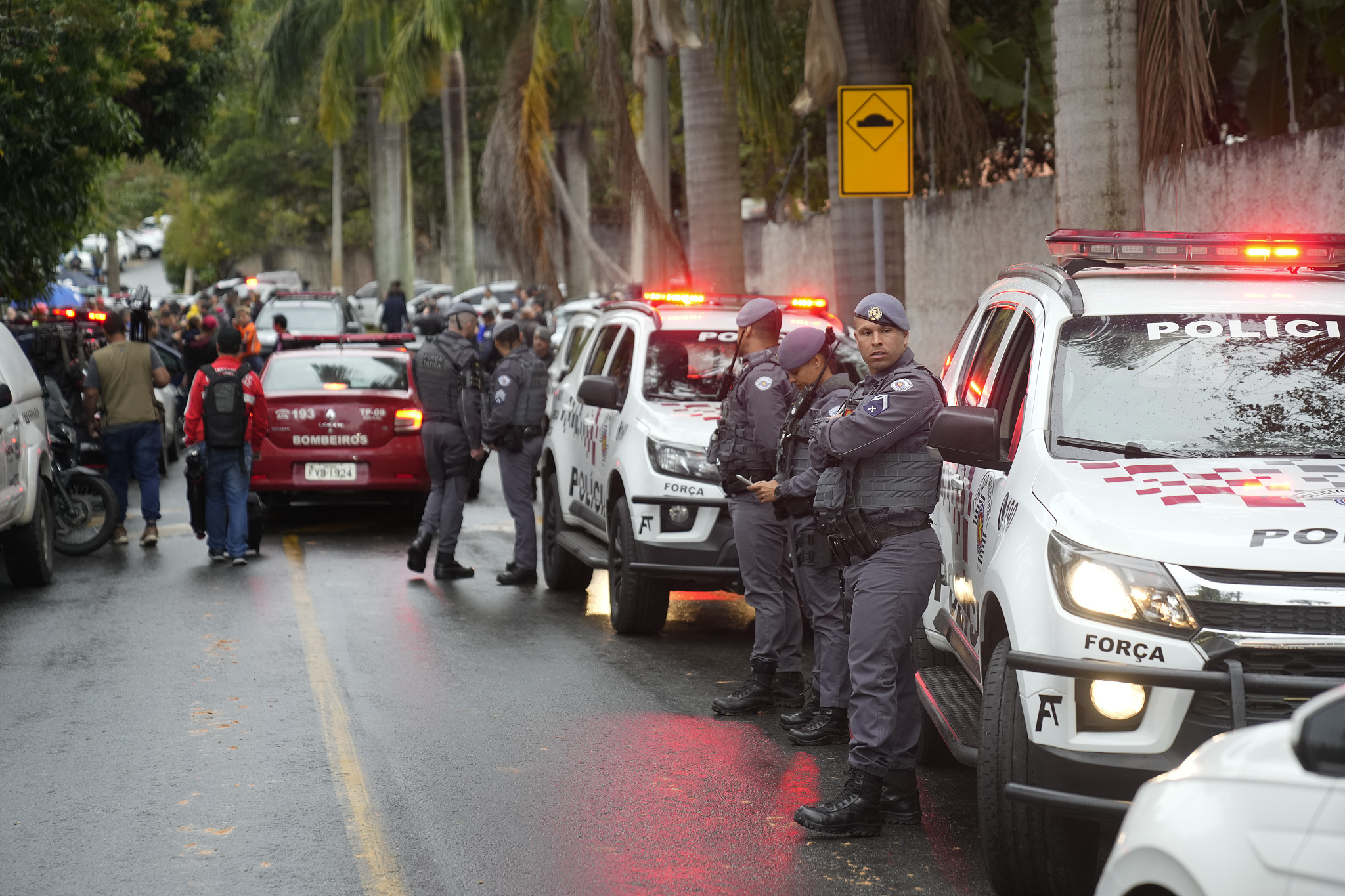 Police stand along the street leading to the gated community where a plane crashed in Vinhedo, Sao Paulo state, Brazil, August 9, 2024. /CFP