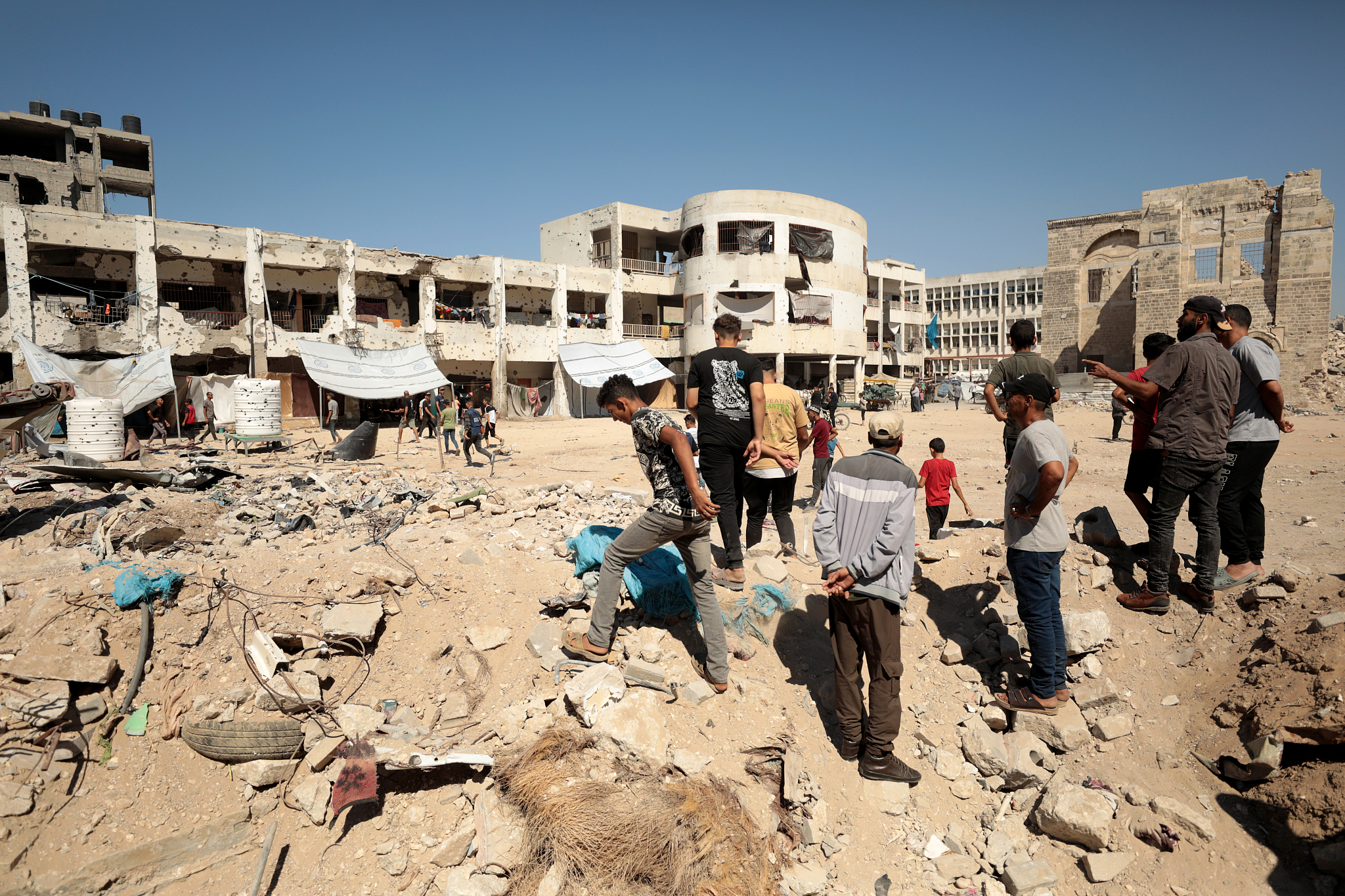 Palestinians inspect the area after an Israeli attack hit al-Zahraa School in the east of Gaza City, August 8, 2024. /CFP