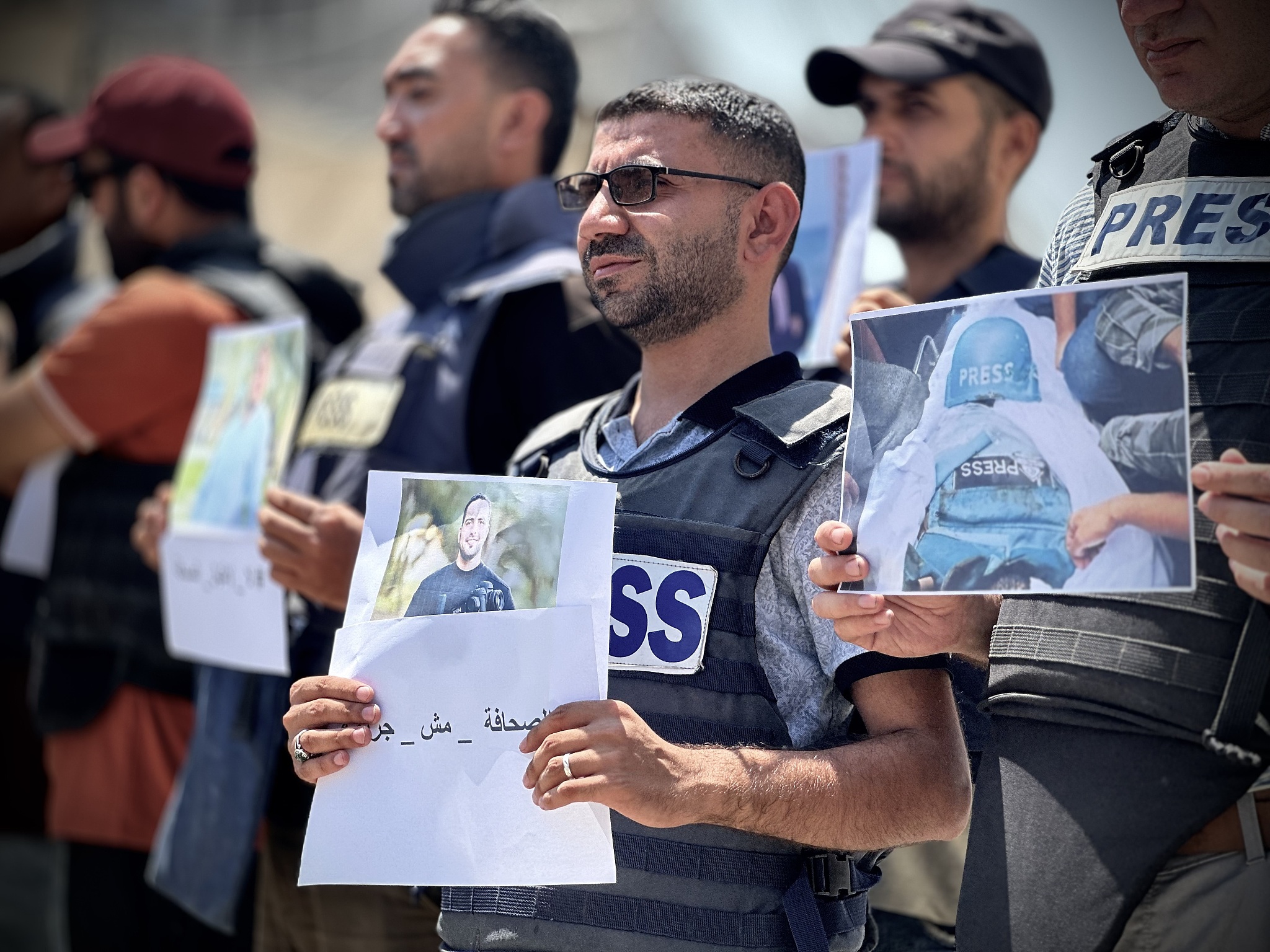 Several journalists, holding banners and placards, gather in front of Nasser Hospital to protest the killing of journalist Mohamed Abu Saadeh in an Israeli attack over Khan Yunis, Gaza, August 7, 2024. /CFP
