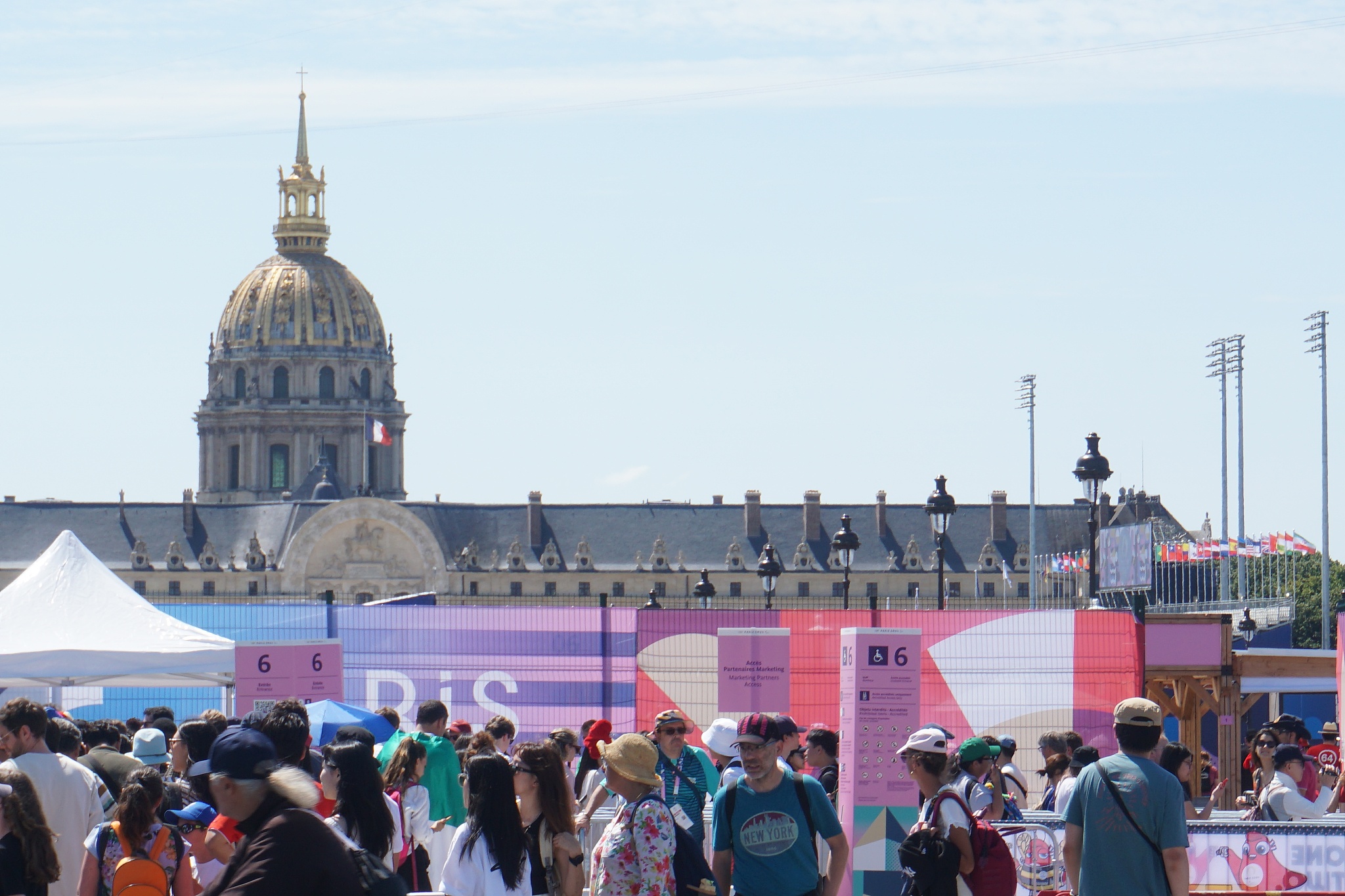 Olympic spectators wait on the streets to enter the venues and watch the games, Paris, France, July 28, 2024. /CFP