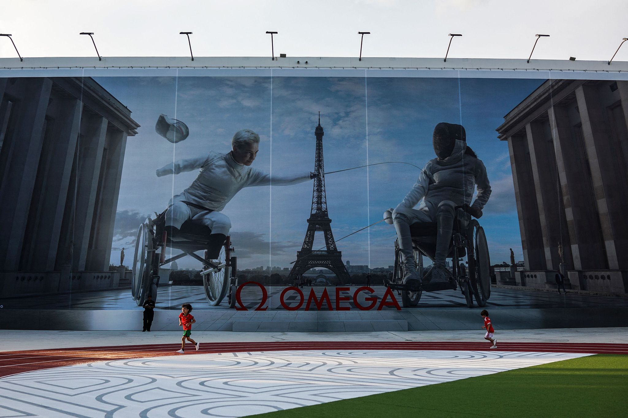 A child runs on a track installed amid Paris 2024 Olympic Games in the Miami Design District in Miami, Florida, August 7, 2024. /CFP