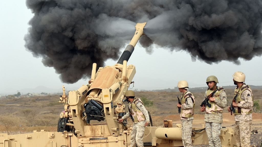 Saudi army fires shells toward Yemen from a post close to the Saudi-Yemeni border, Saudi Arabia, April 13, 2015. /CFP