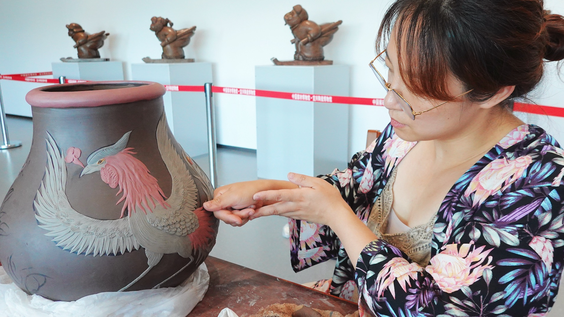 Yixing Jun-glazed pottery and its thumb stacking technique
