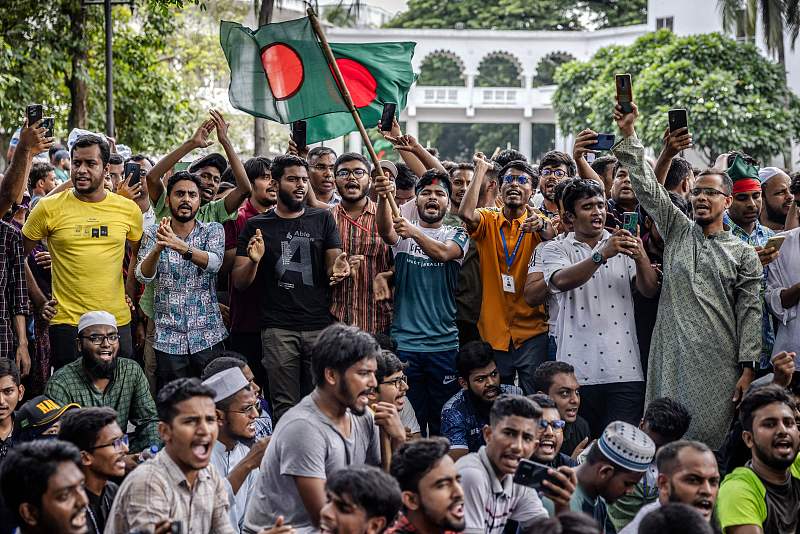 Students hold Bangladesh's national flags as they protest to demand the resignation of Chief Justice Obaidul Hassan, in front of the Supreme Court in Dhaka on August 10, 2024. /CFP