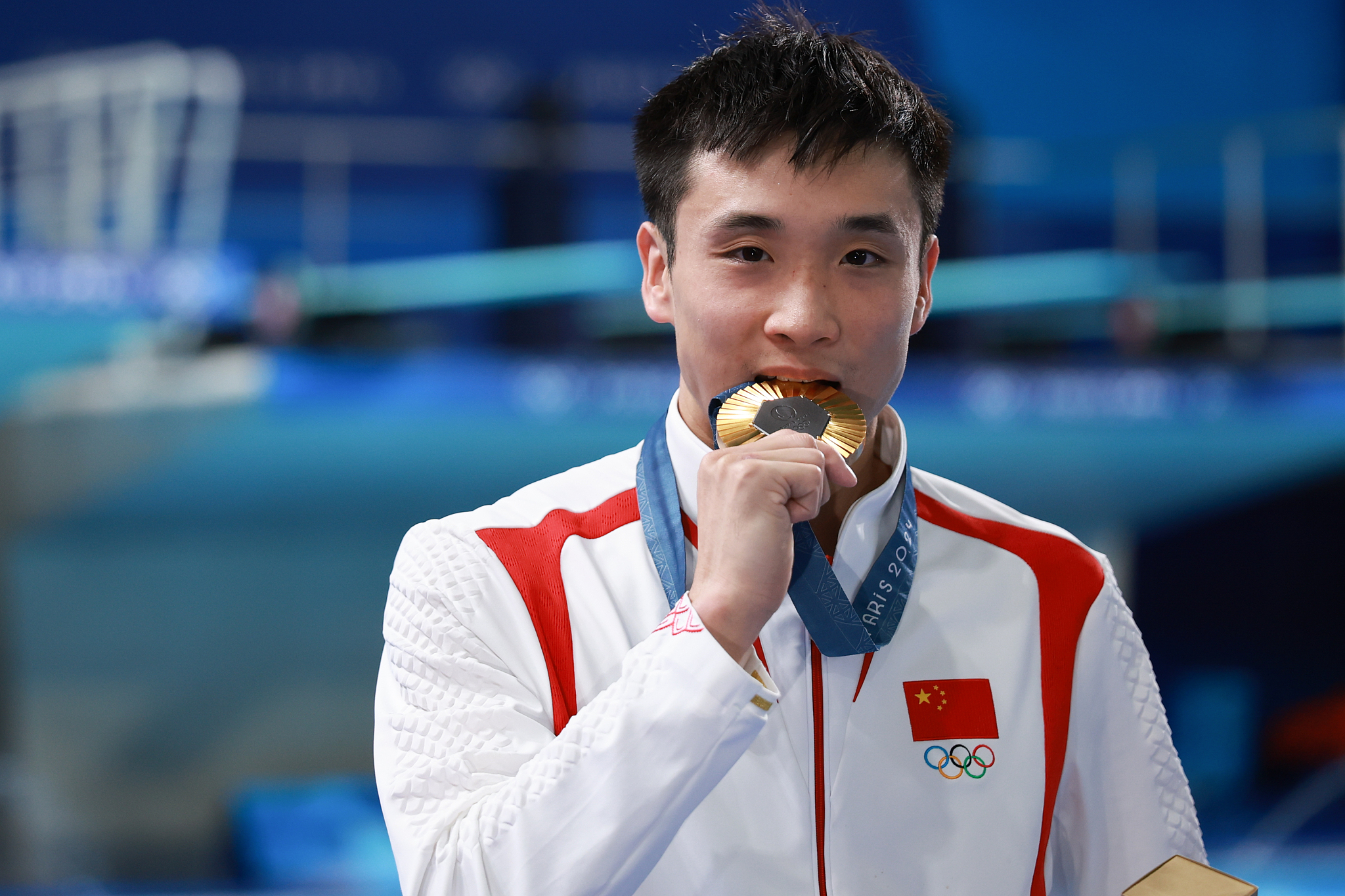 Cao Yuan of China celebrates winning the gold medal in the men's 10-meter platform diving final at the 2024 Summer Olympics in Paris, France, August 10, 2024. /CFP