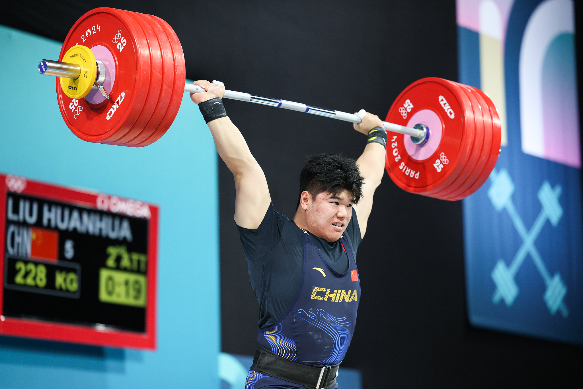 Liu Huanhua of China competes in the men's 102-kilogram weightlifting final at the 2024 Summer Olympics in Paris, France, August 10, 2024. /CFP