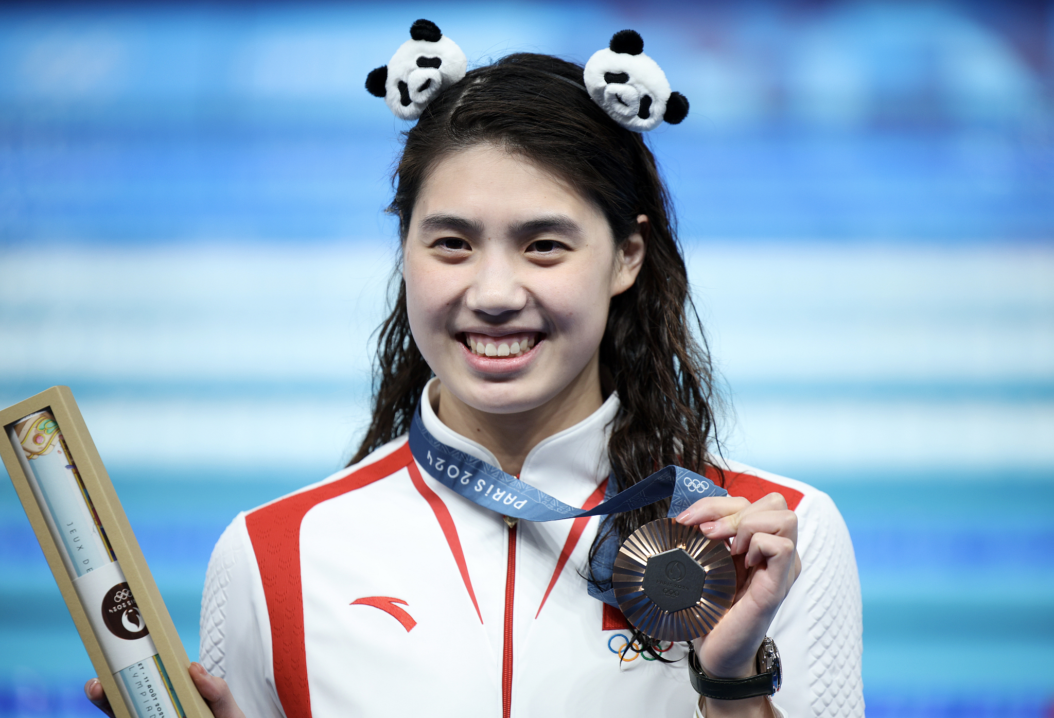 Zhang Yufei of China displays her women's 50-meter freestyle bronze medal at the 2024 Summer Olympics in Paris, France, August 4, 2024. /CFP