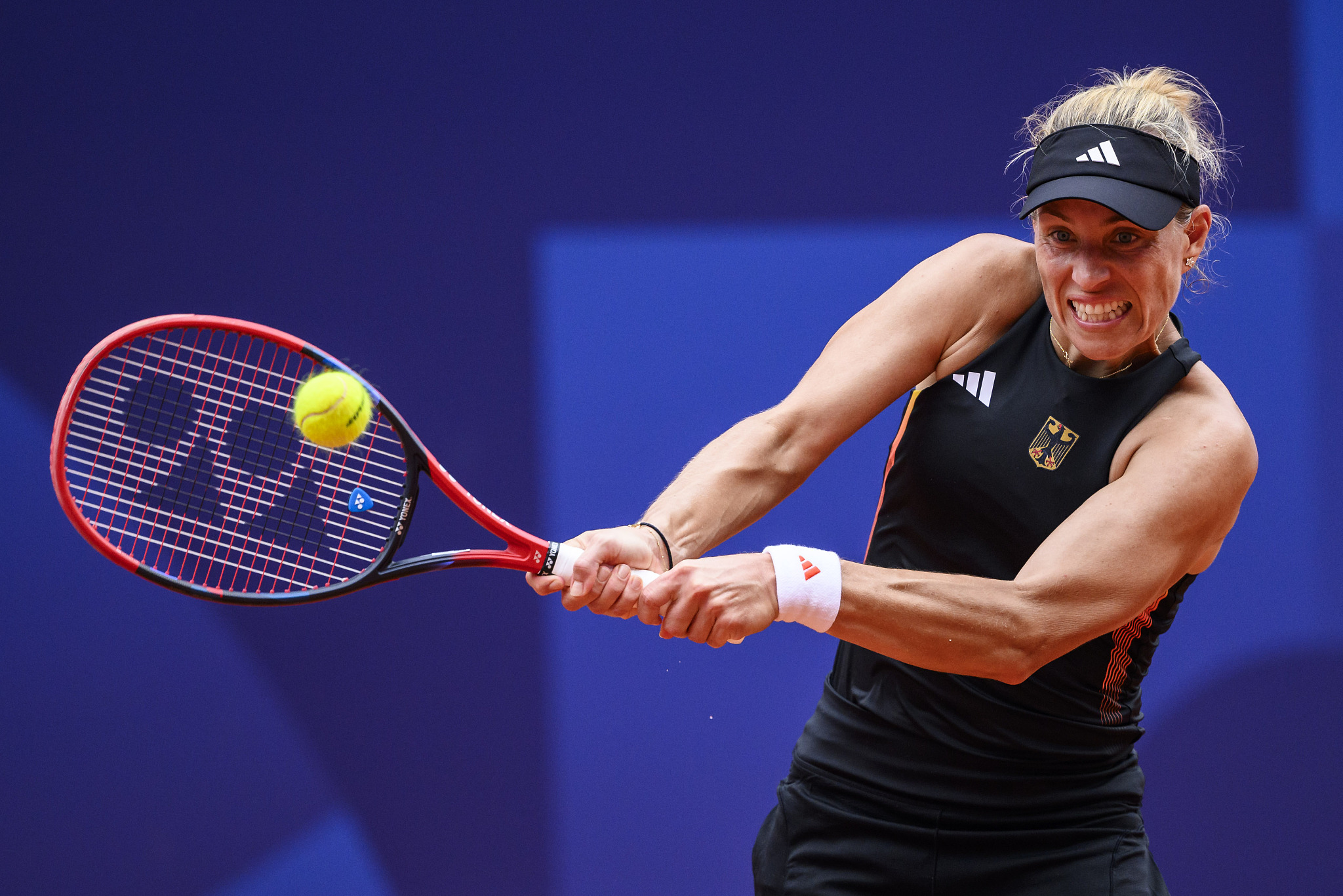 Angelique Kerber of Germany competes in the women's singles tennis quarterfinals against Zheng Qinwen of China at the 2024 Summer Olympics in Paris, France, July 31, 2024. /CFP