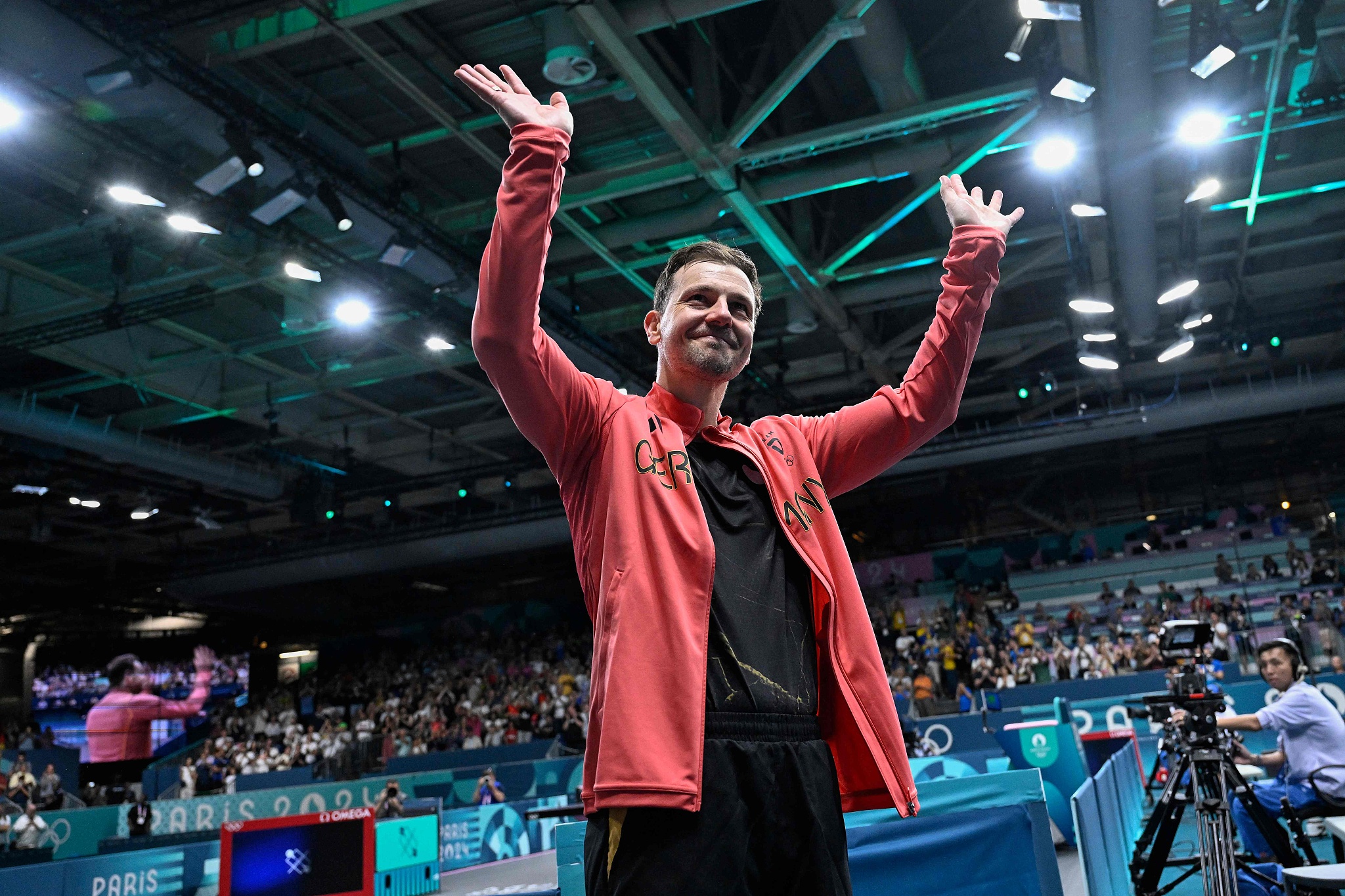 Timo Boll of Germany waves at supporters after competing in the men's team table tennis quarterfinals against Sweden at the 2024 Summer Olympics in Paris, France, August 6, 2024. /CFP