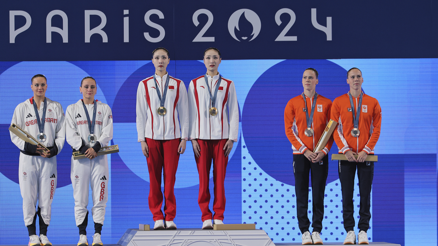 The winners of the artistic swimming duet free routine receive their Olympic medals at the Aquatics Center in Paris, August 10, 2024. China (C) won the gold, Great Britain (L), silver, and the Netherlands (R), bronze. /CFP