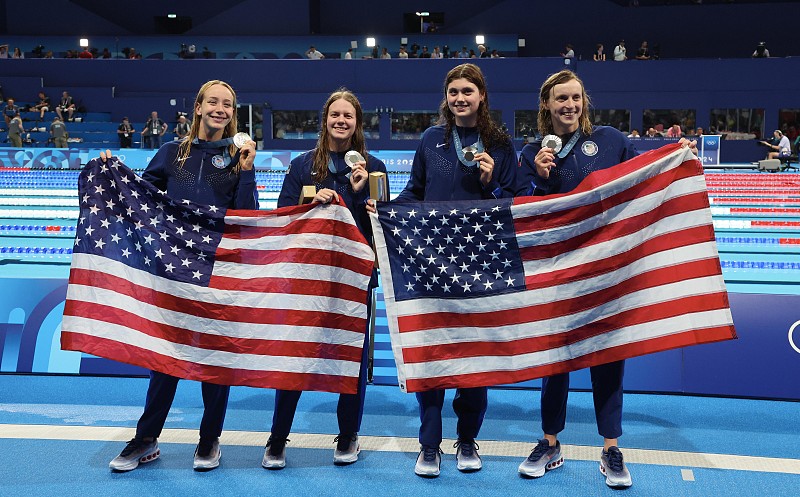 Peraih medali perak Tim AS berpose dengan bendera nasional mereka setelah upacara penyerahan medali renang setelah final estafet gaya bebas 4x200m putri pada hari ke-6 Olimpiade Paris 2024 di Nanterre, Prancis, 1 Agustus 2024. /CFP