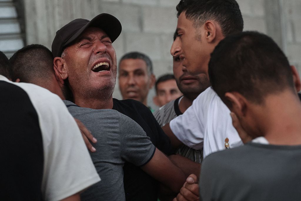 A man mourns a relative killed in an Israeli strike on a school used by displaced Palestinians as a temporary shelter, Gaza City, August 10, 2024. /CFP