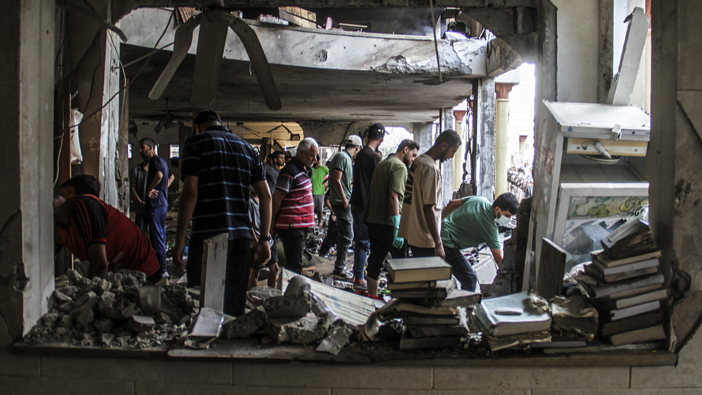 Palestinians search for victims following an Israeli strike that killed around 100 people in a school sheltering displaced Palestinians, Gaza City, August 10, 2024. /CFP