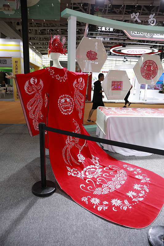 A traditional Chinese costume made of paper is on display at the 2024 Xi'an Silk Road International Tourism Expo in Xi'an City, Shaanxi Province, August 10, 2024. /CFP