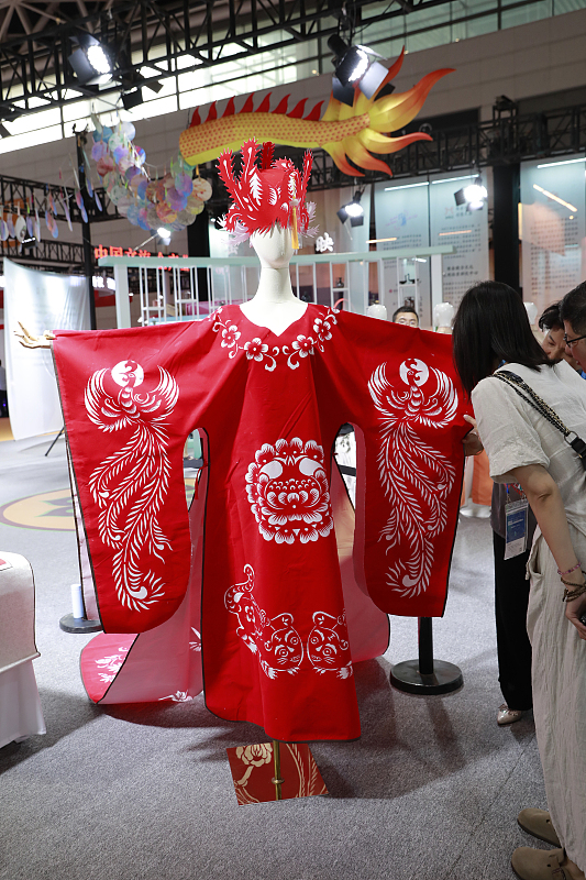 A traditional Chinese costume made of paper is on display at the 2024 Xi'an Silk Road International Tourism Expo in Xi'an City, Shaanxi Province, August 10, 2024. /CFP