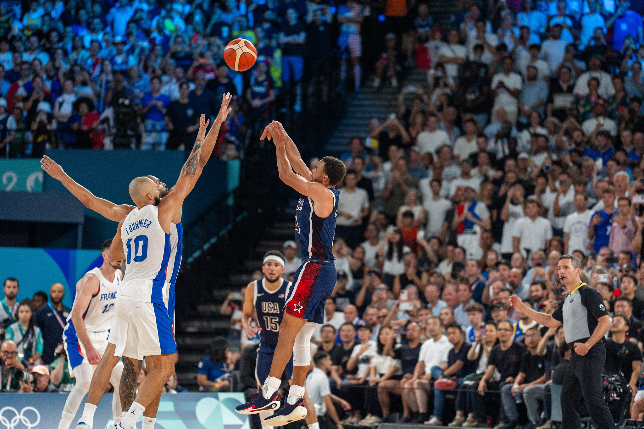 Stephen Curry (R) of USA takes a shot in the men's basketball final at the 2024 Summer Olympics in Paris, France, August 10, 2024. /CFP