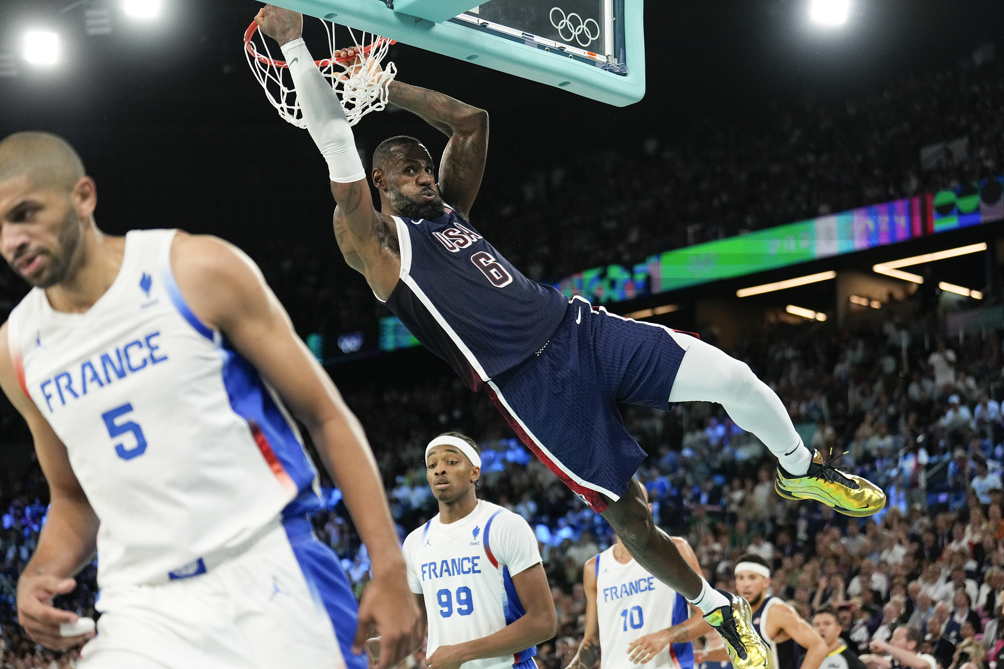 LeBron James (#6) of the USA dunks in the men's basketball final at the 2024 Summer Olympics in Paris, France, August 10, 2024. /CFP