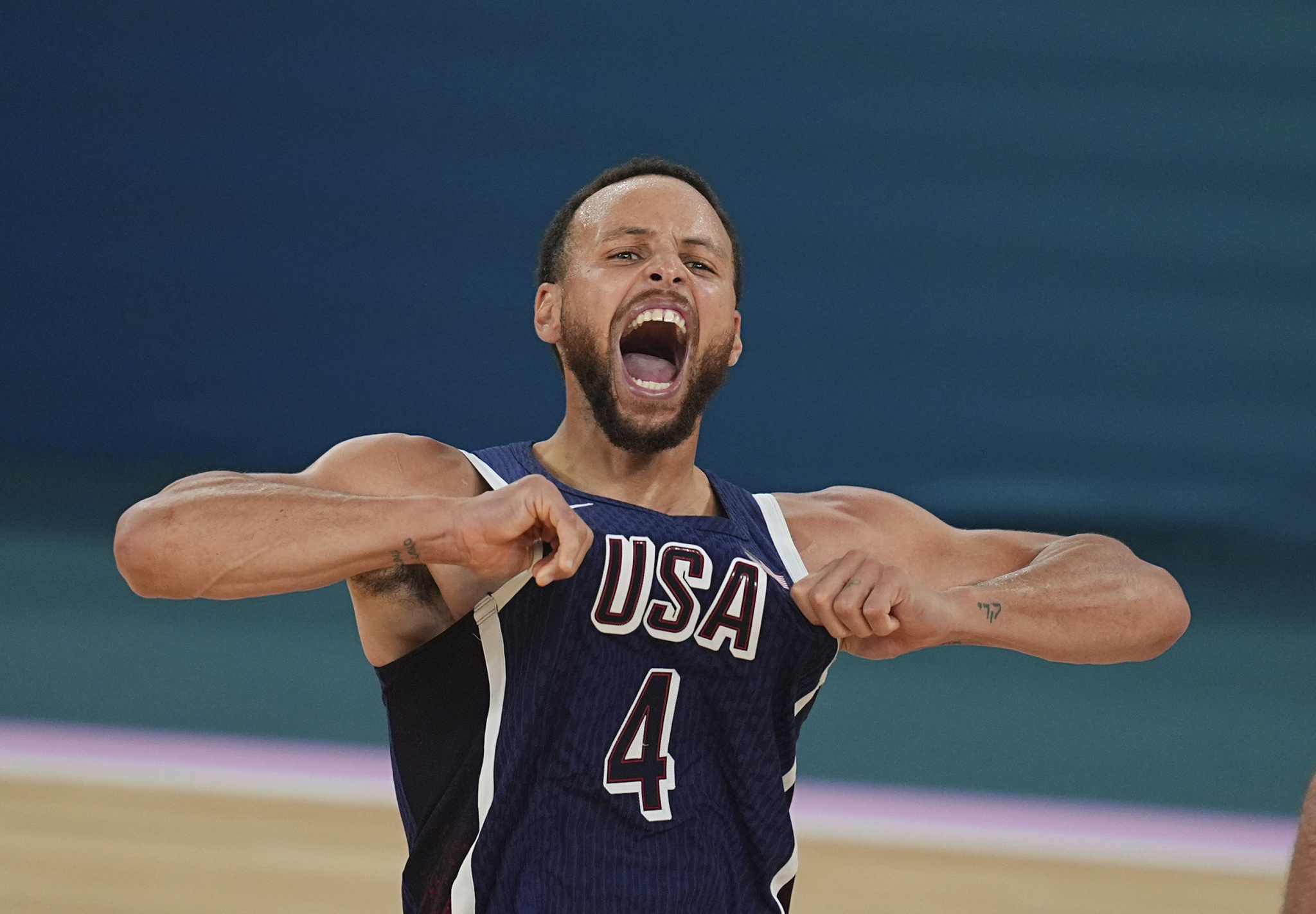 Stephen Curry (#4) of the USA reacts after making a 3-pointer in the men's basketball final at the 2024 Summer Olympics in Paris, France, August 10, 2024. /CFP