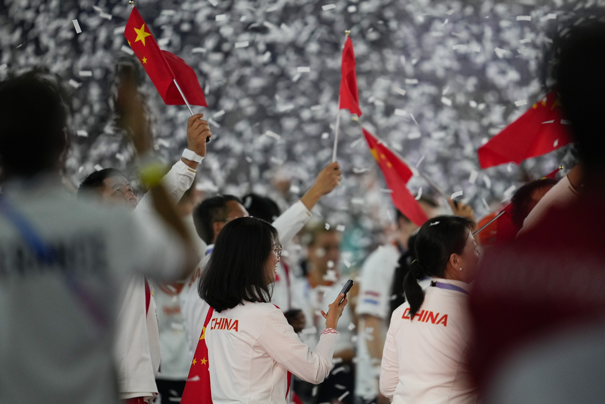 Chinese athletes react during the 2024 Paris Summer Olympics closing ceremony in Saint-Denis, France, August 11, 2024. /CFP