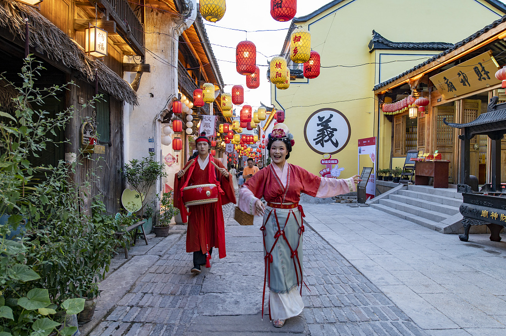 A Song Dynasty (960-1279) style wedding ceremony is held on August 10, 2024, at the Poyang Night Market in Jinhua City, Zhejiang Province. /CFP