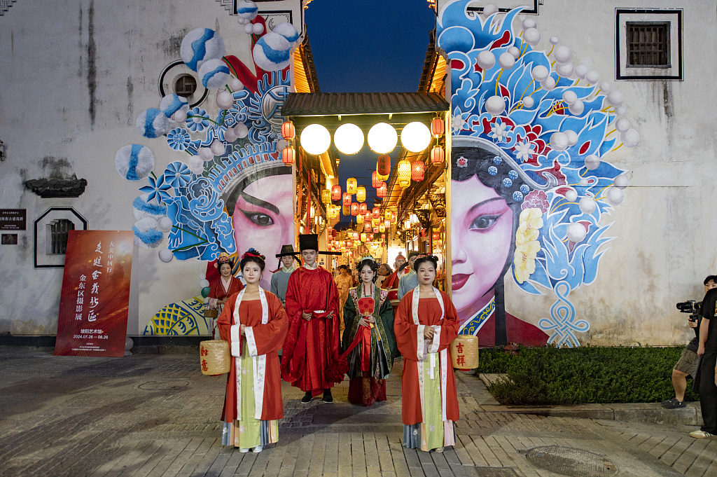 A Song Dynasty (960-1279) style wedding ceremony is held on August 10, 2024, at the Poyang Night Market in Jinhua City, Zhejiang Province. /CFP