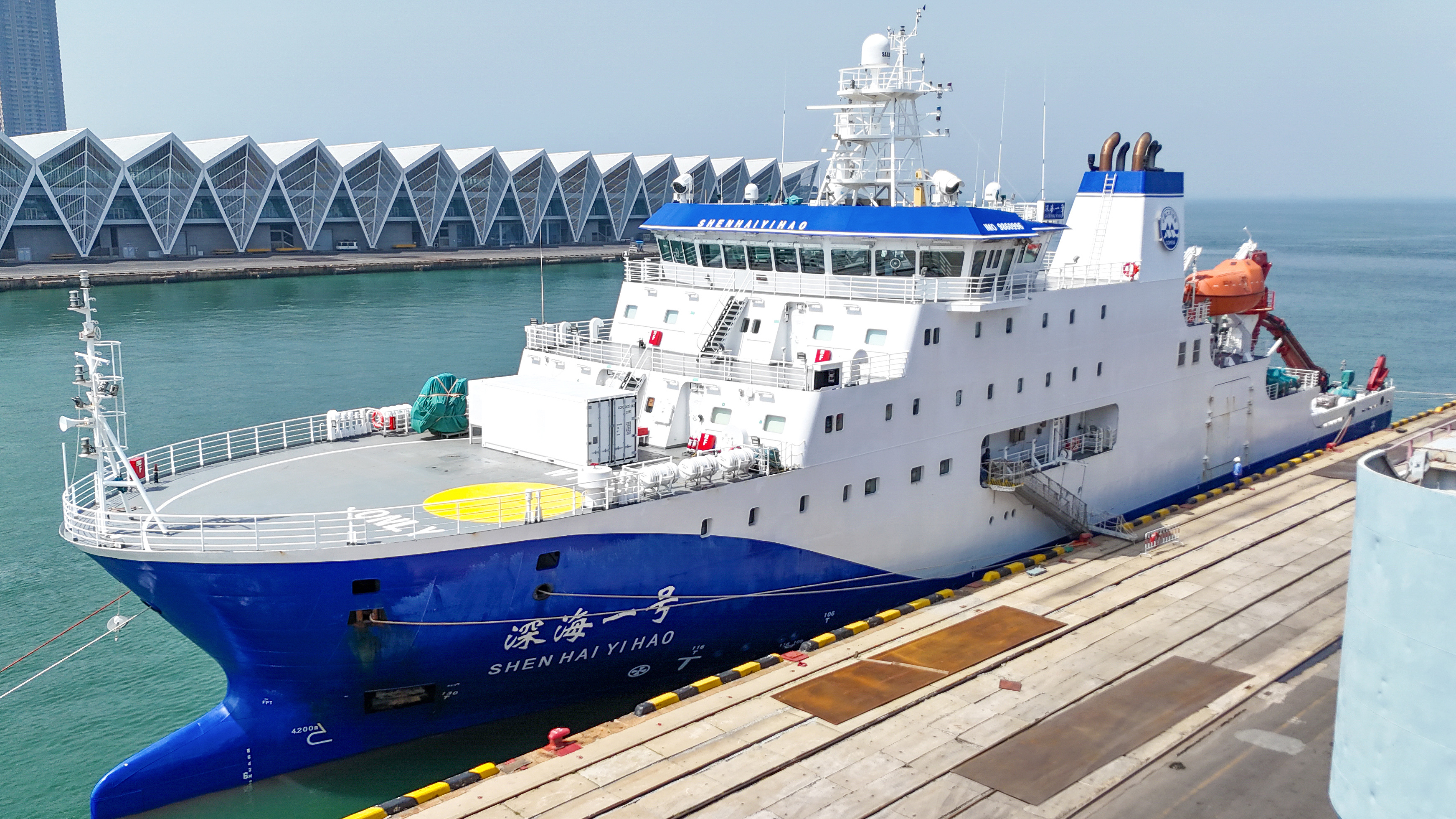 Shenhai Yihao research vessel, carrying China's Jiaolong deep-sea manned submersible, departs from Qingdao, east China's Shandong Province, August 11, 2024. /CFP