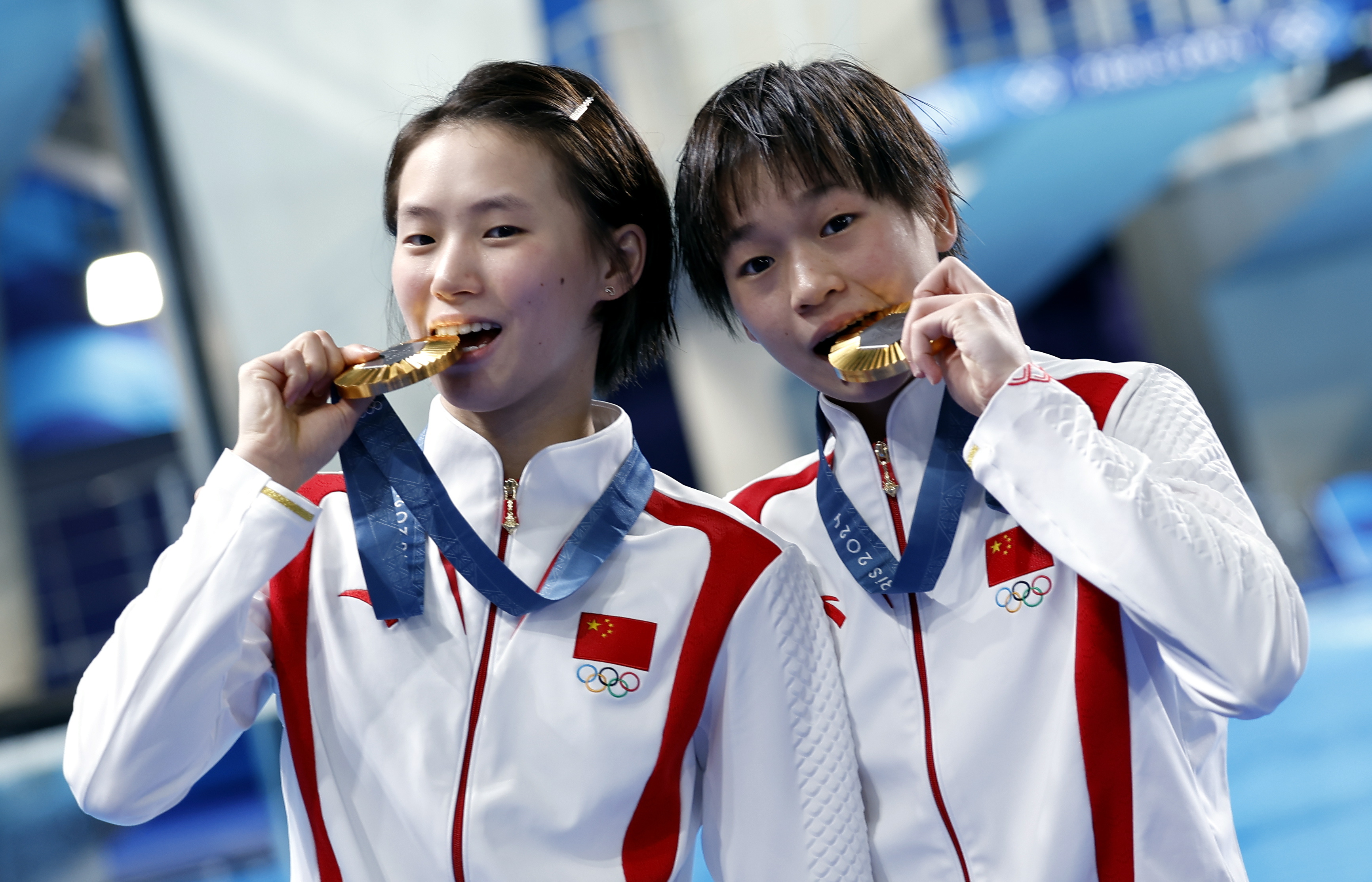 Chinese star divers Quan Hongchan and Chen Yuxi steal the spotlight at the women's synchronized 10m platform title at the Paris 2024 Games, grabbing the gold medal with their overwhelming performances, July 31, 2024. /IC