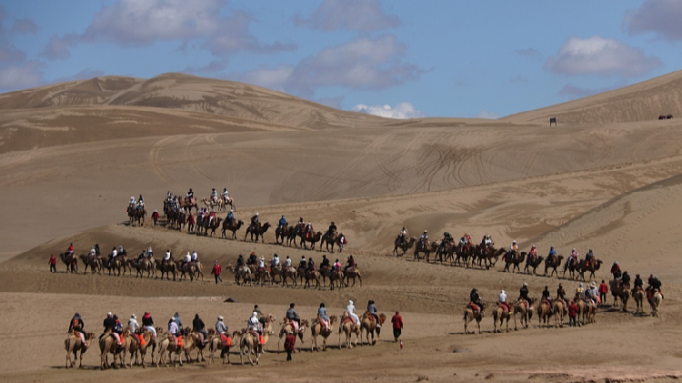 Visitors flock to Gansu for desert adventures