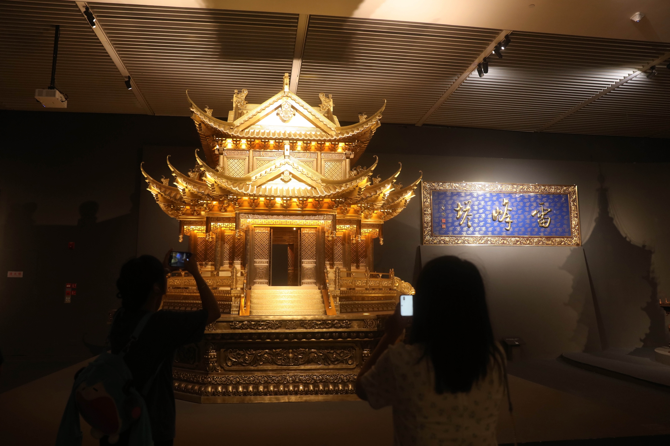 People visit Zhu Bingren's 