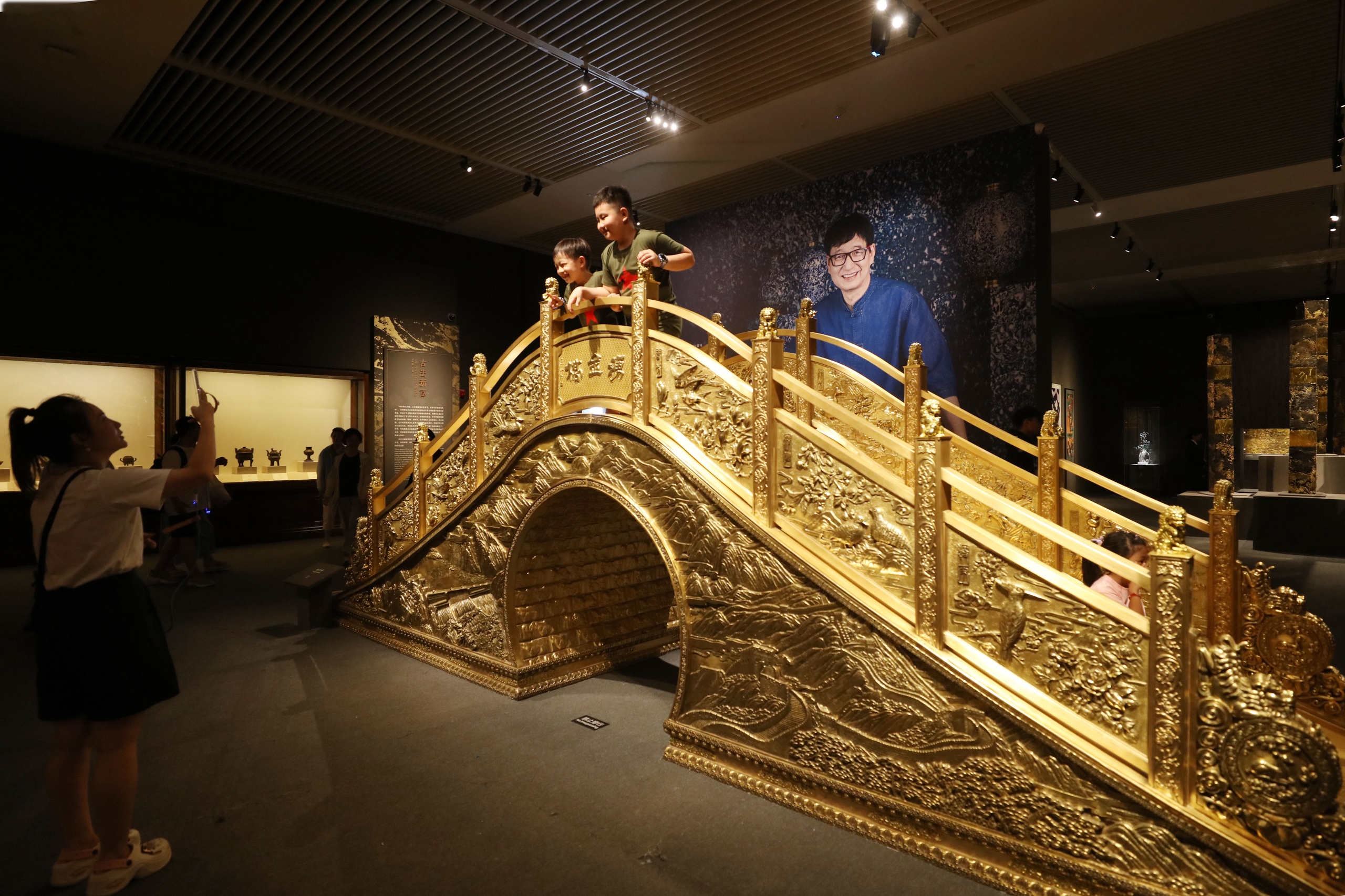 People visit Zhu Bingren's 