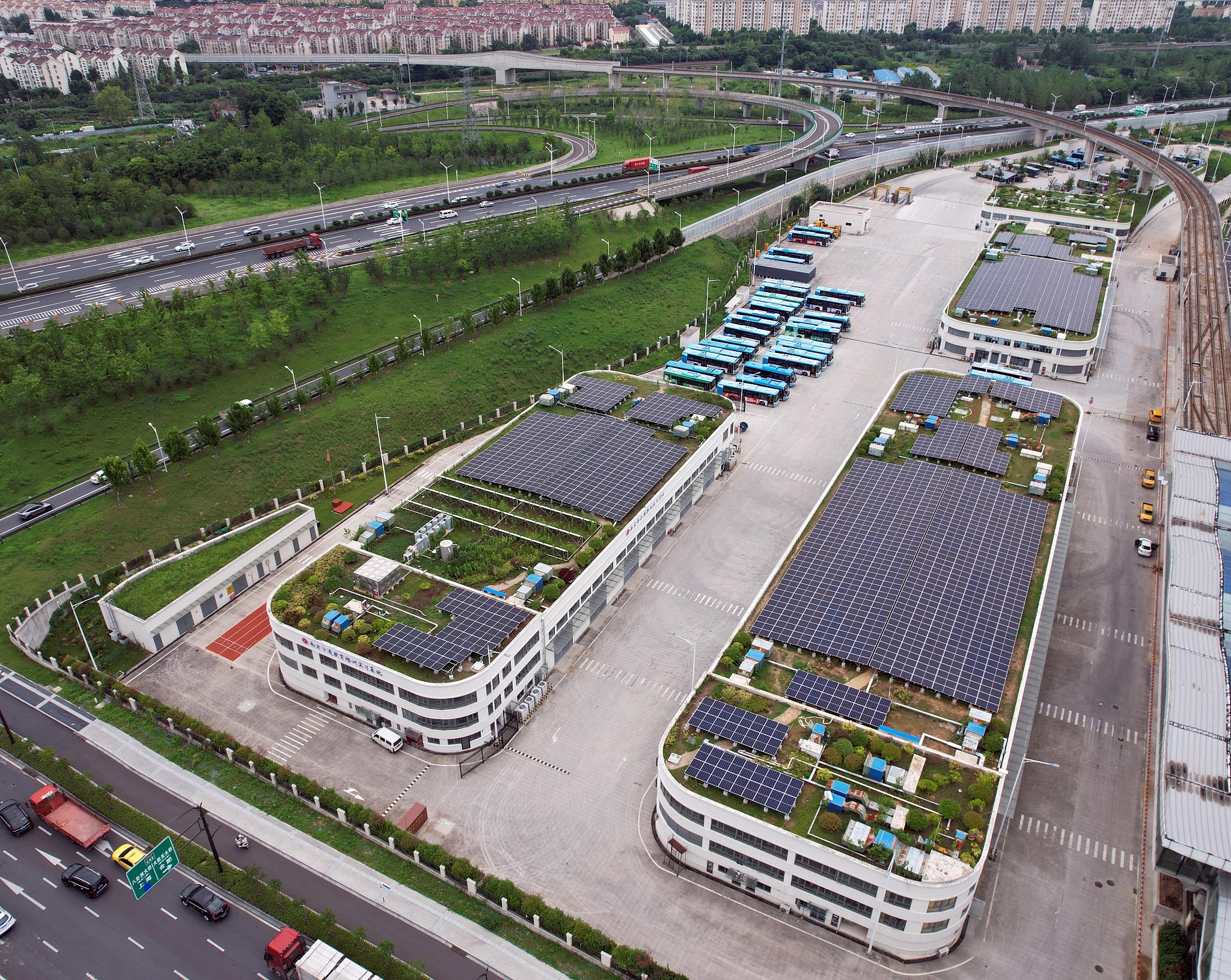 Pemandangan udara panel surya yang dipasang di atap gedung di Depo Bus Maqun di Nanjing, Provinsi Jiangsu, Tiongkok, 17 Juli 2024. /CFP