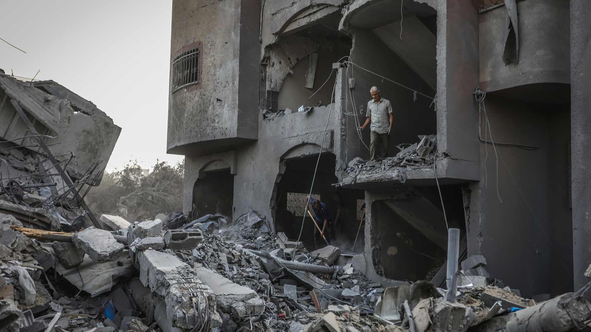 Palestinians inspect the damage to the house of Jamil Mazhar, deputy secretary-general of the Popular Front for the Liberation of Palestine, which was targeted in an overnight Israeli airstrike in the Nuseirat refugee camp, Gaza Strip, August 12, 2024. /CFP