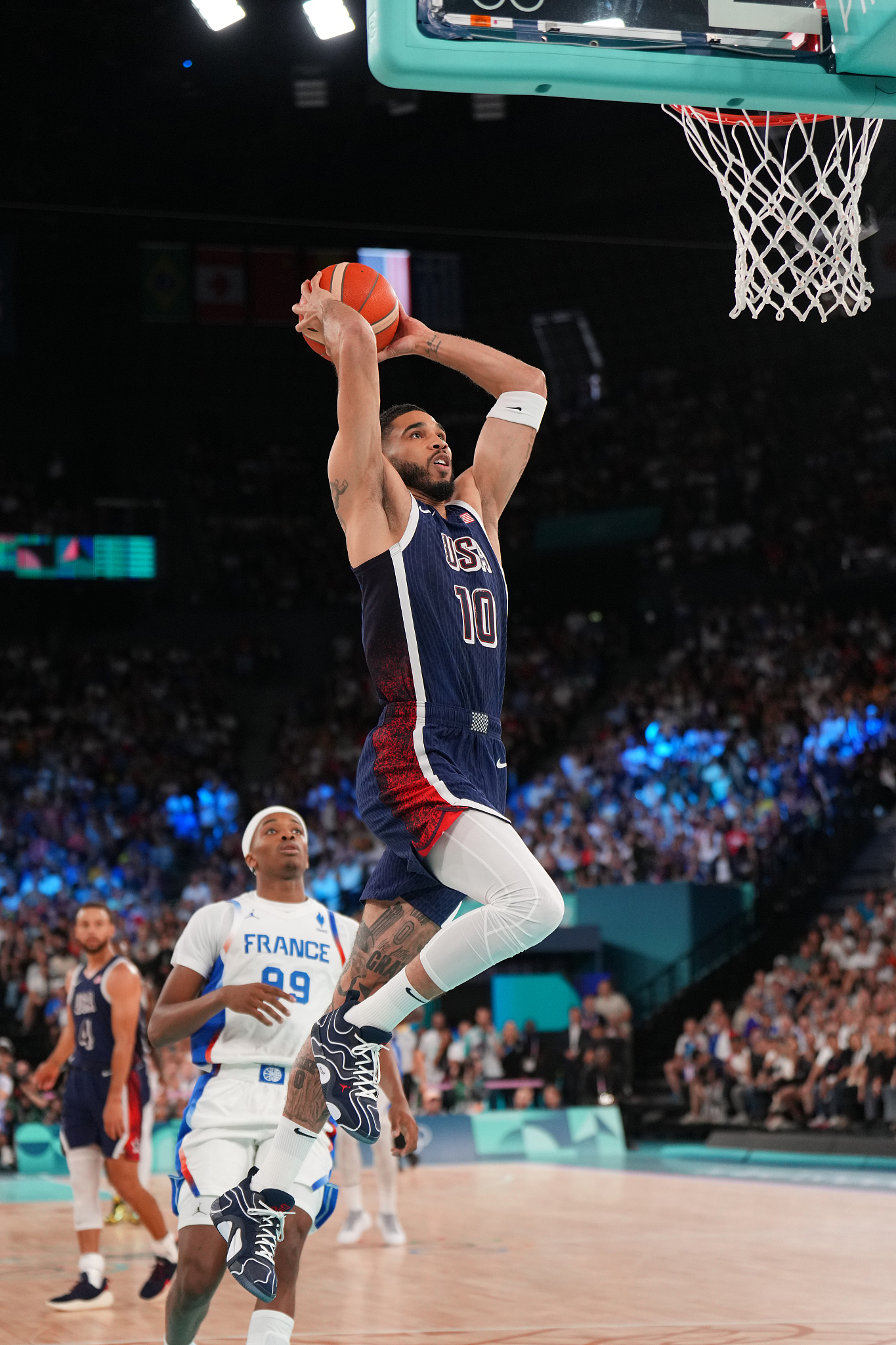 Jayson Tatum (#10) of USA drives toward the rim in the men's basketball final against France at the 2024 Summer Olympic Games in Paris, France, August 10, 2024. /CFP