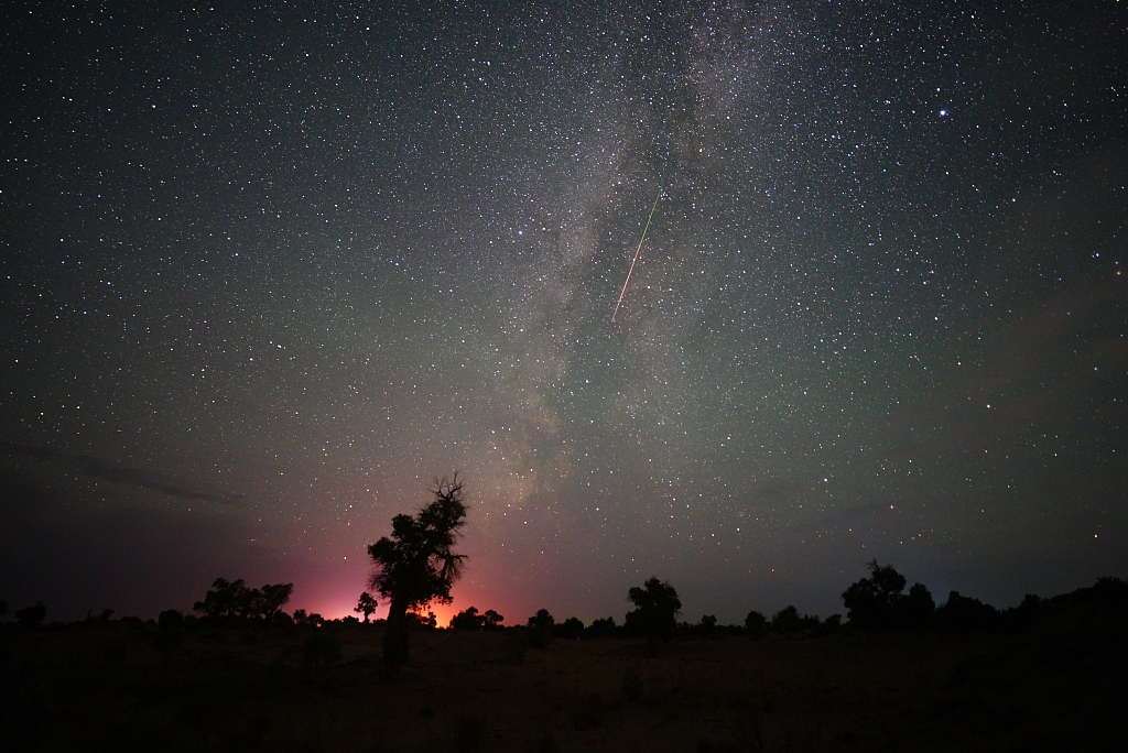 In the desert of Yuli County, Bazhou, Xinjiang, a Perseid meteor shower sweeps across the night sky, August 12, 2024. /CFP