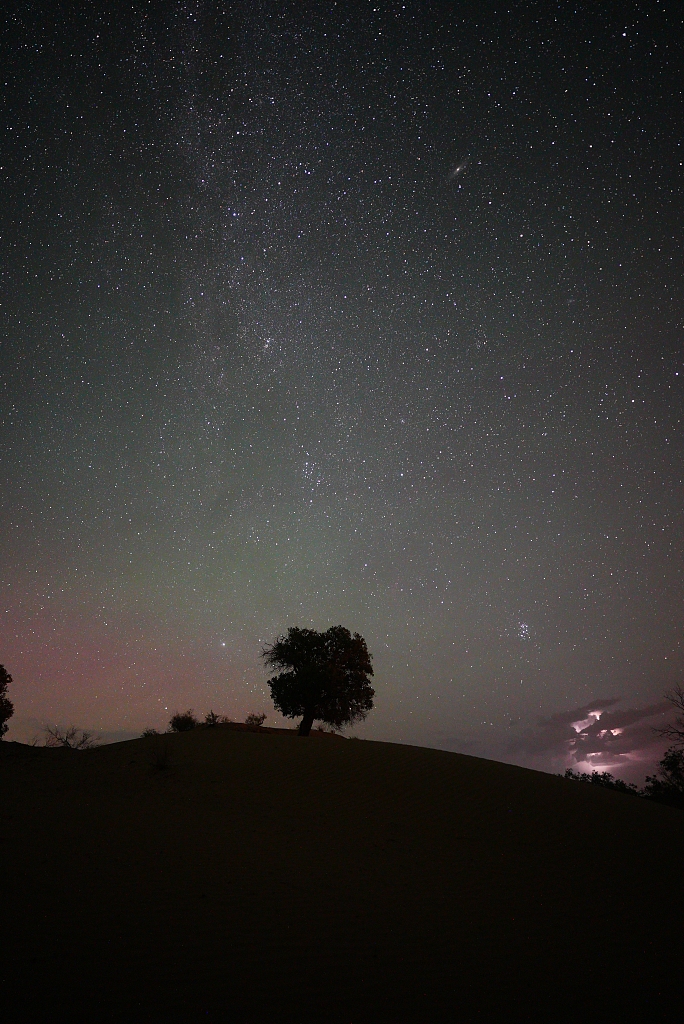 In the desert of Yuli County, Bazhou, Xinjiang, a Perseid meteor shower sweeps across the night sky, August 12, 2024. /CFP