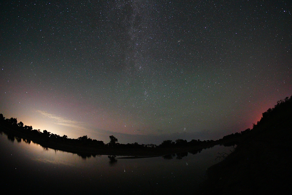 Di gurun Kabupaten Yuli, Bazhou, Xinjiang, hujan meteor Perseid menyapu langit malam, 12 Agustus 2024. /CFP