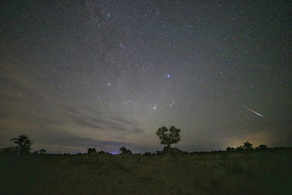 Di gurun Kabupaten Yuli, Bazhou, Xinjiang, hujan meteor Perseid menyapu langit malam, 12 Agustus 2024. /CFP