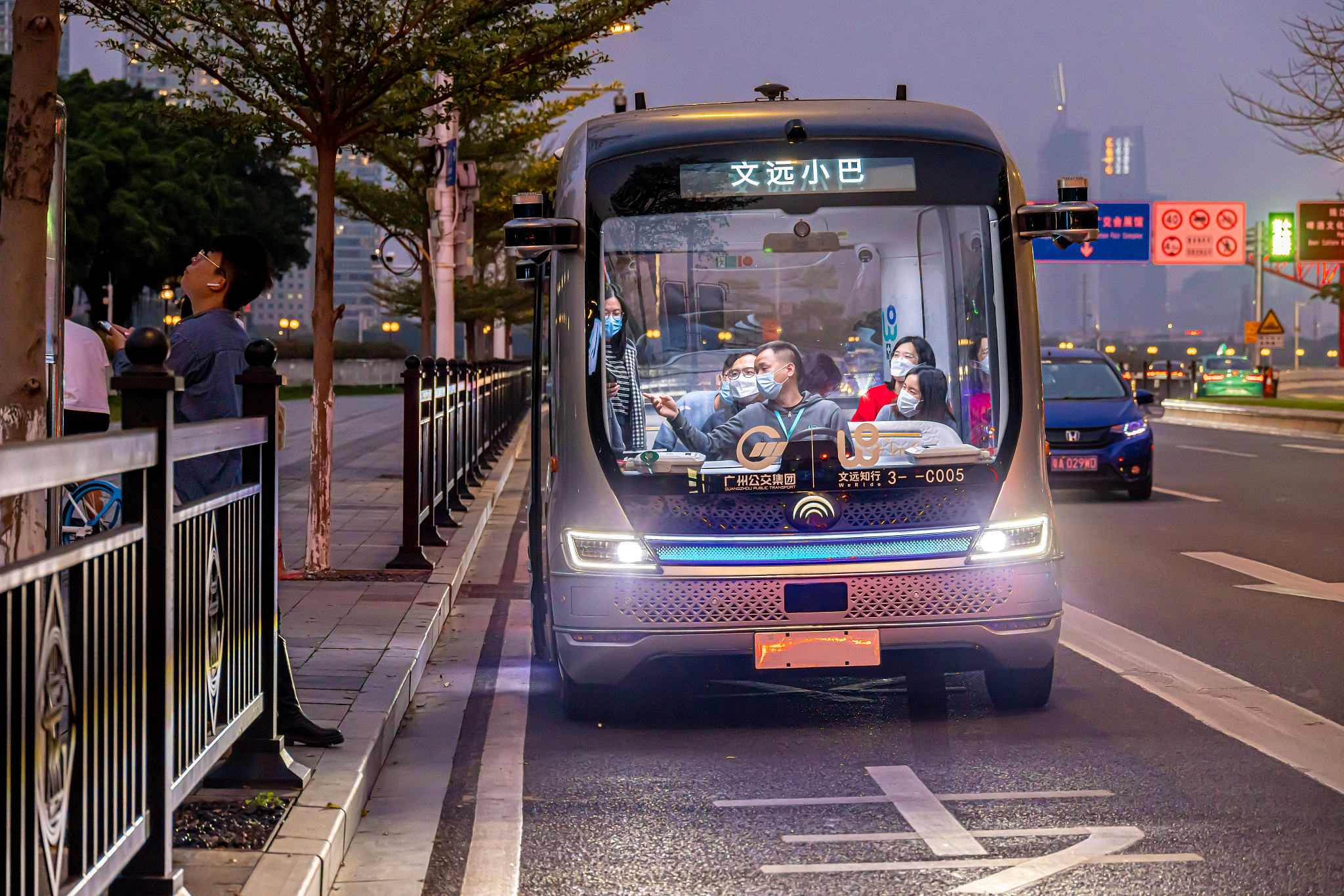 Bus otonom WeRide di Kota Guangzhou, Tiongkok, 21 Februari 2023. /CFP