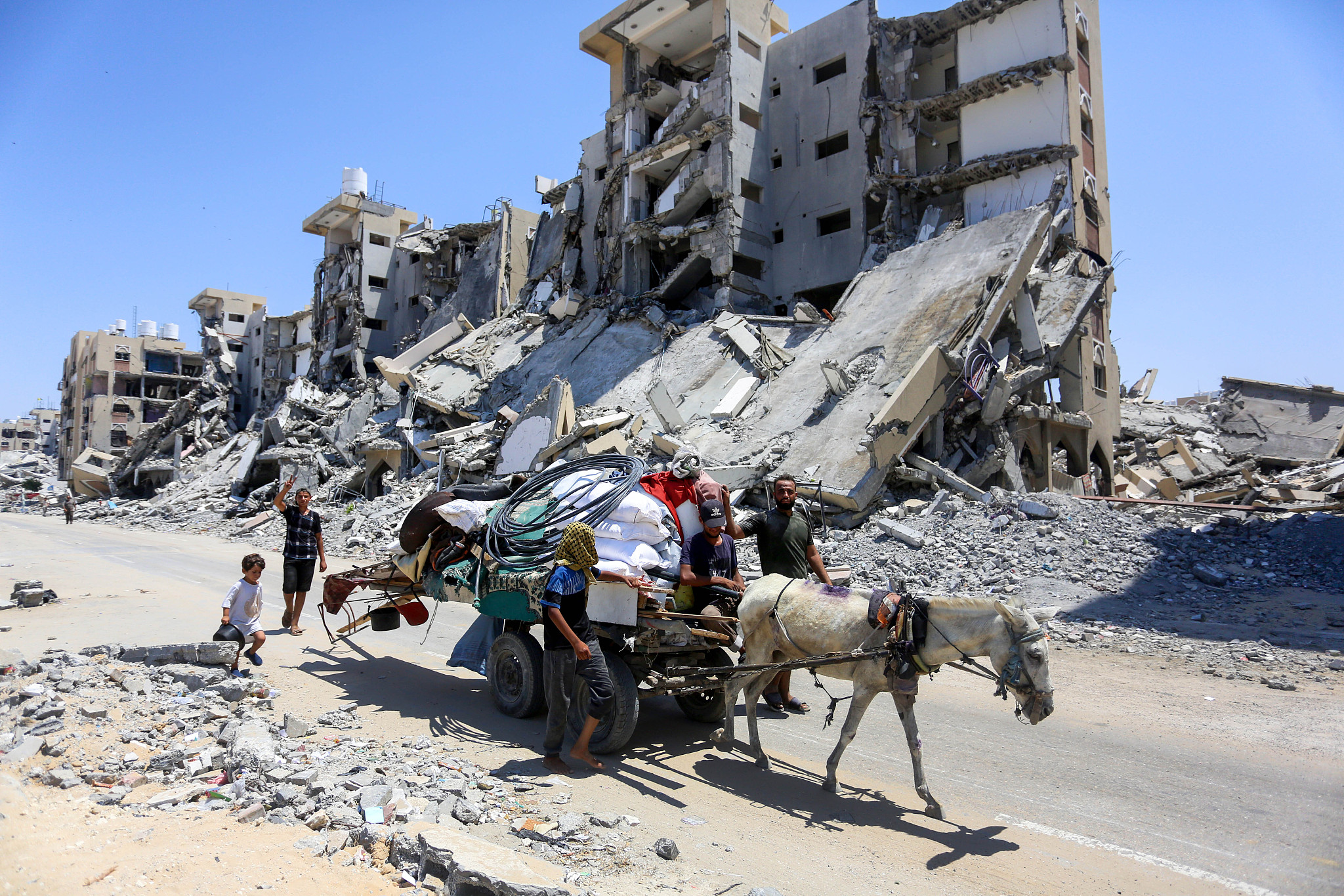 Palestinians in the region migrate to the safer areas with their belongings, using carts, trucks and various vehicles, after the Israeli army issues an evacuation warning to Palestinians in the Hamad area of Khan Yunis, Gaza, August 12, 2024. /CFP