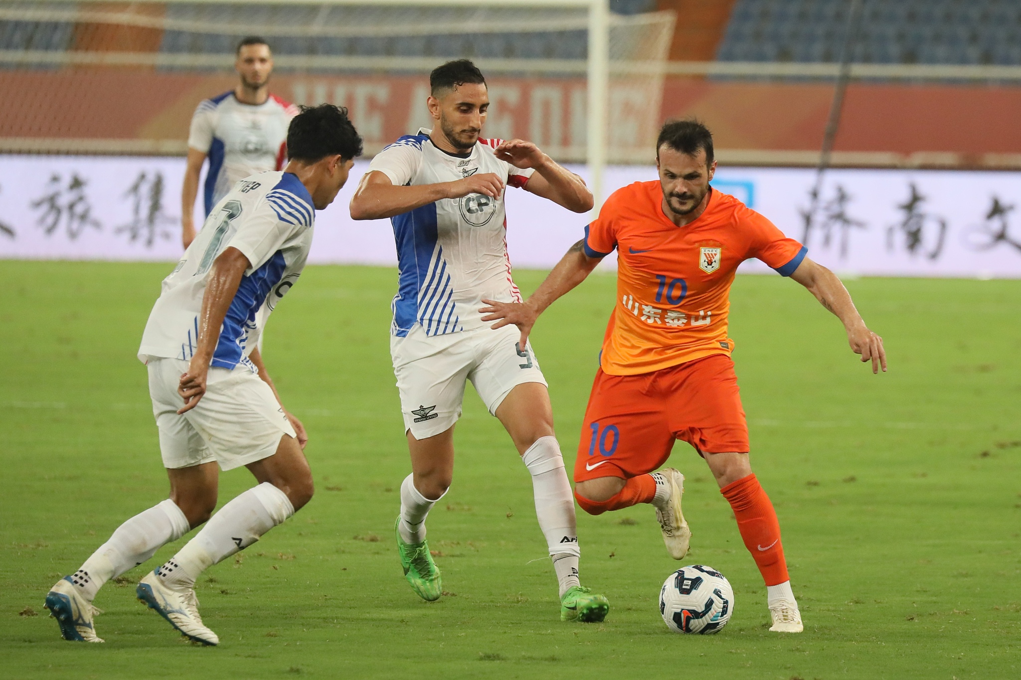 Valeri Qazaishvili (#10) of Shandong Taishan controls the ball in an Asian Football Federation (AFC) Champions League Elite qualifying playoff game against Bangkok United in Jinan, east China's Shandong Province, August 13, 2024. /CFP