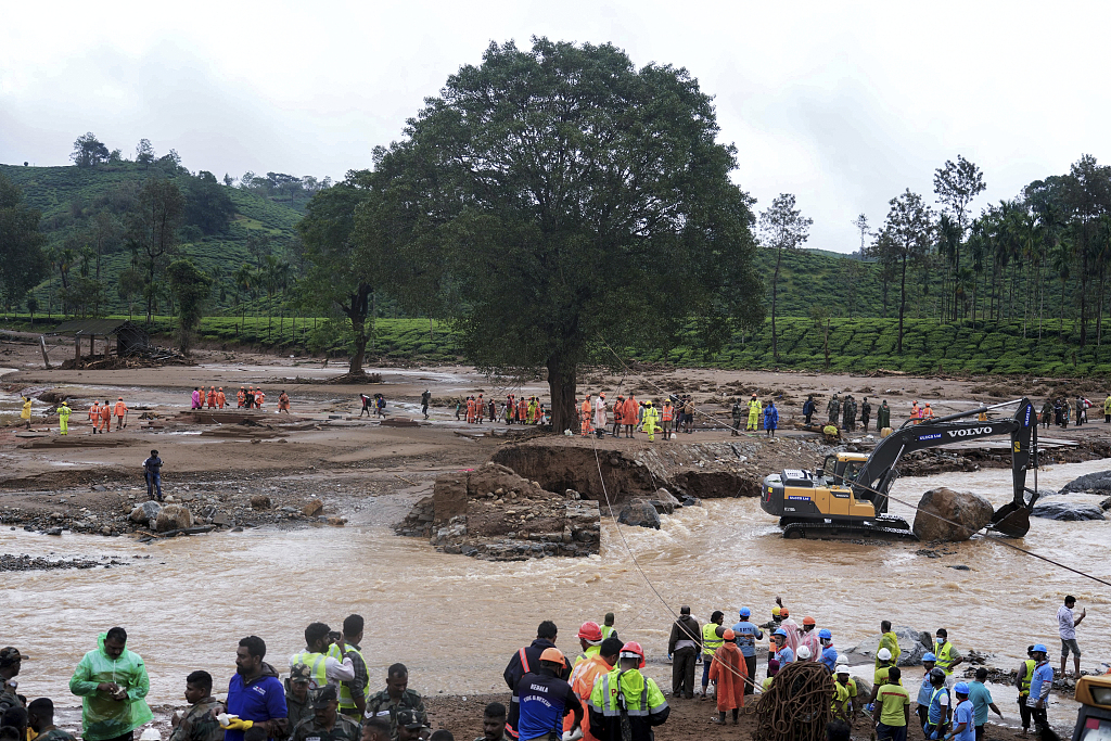 Rescuers use machinery to sift through debris following the landslides in Wayanad District, Kerala State, India, July 31, 2024. /CFP 