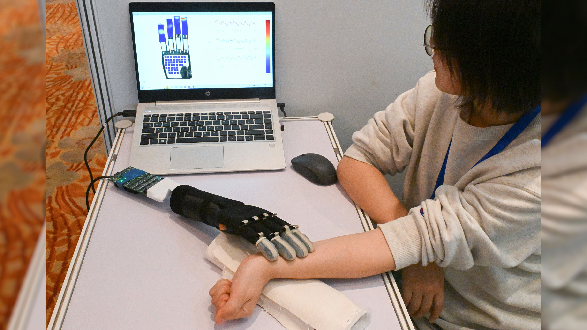 A robot hand practices pulse diagnosis, Beijing, China, March 13, 2024. /CFP